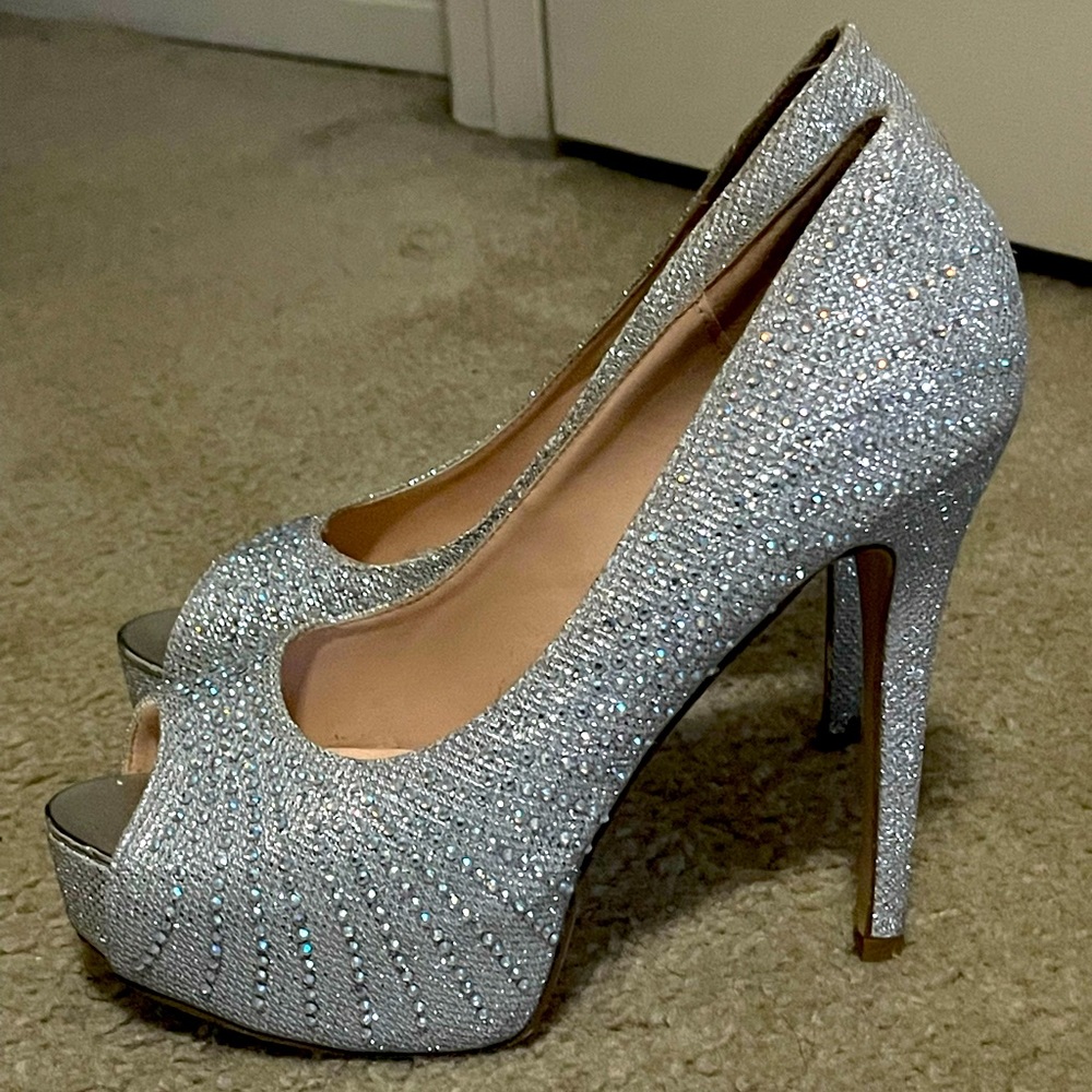 Cathy Jean Silver Sparkly pumps
